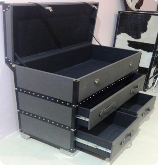 Trunk with Drawer